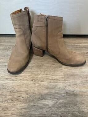 #S141 PRE-LOVED Aetrex Rubi suede ankle boots size women's 7